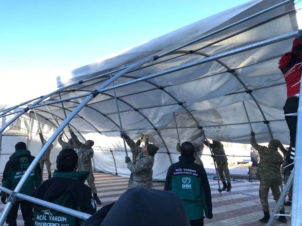 Mehmetçik vatandaş el ele