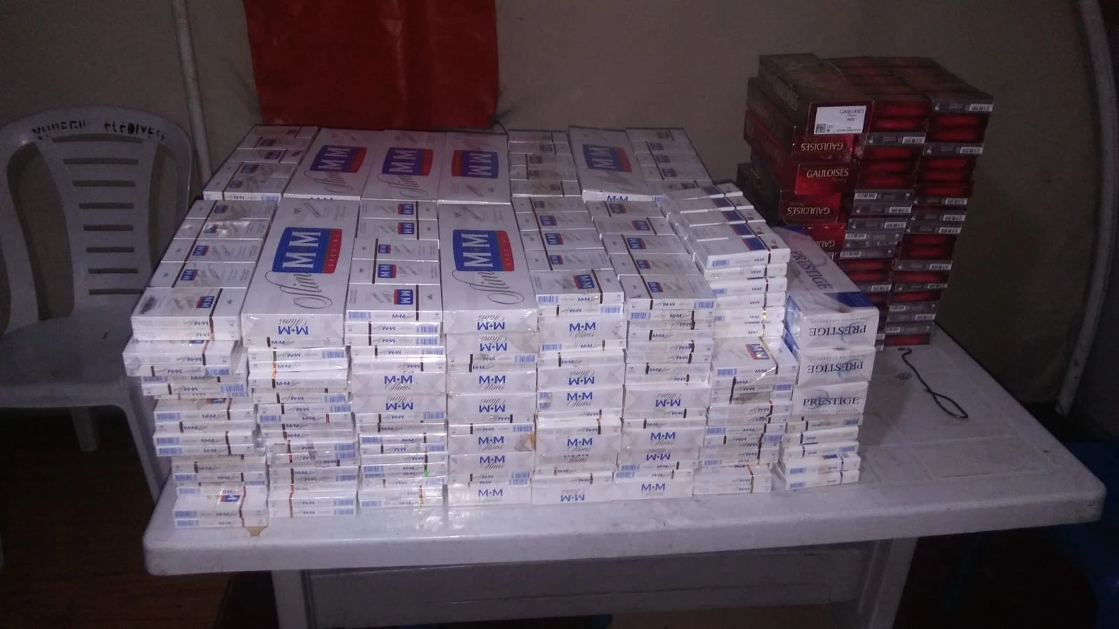 'Bavulda domates var' dedi, elektronik sigara çıktı