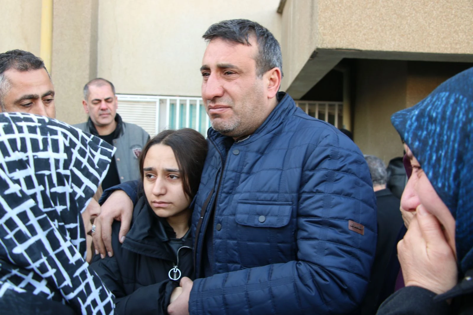 Elini tutamadığı için oğlu ölen baba kızının elini bırakmadı