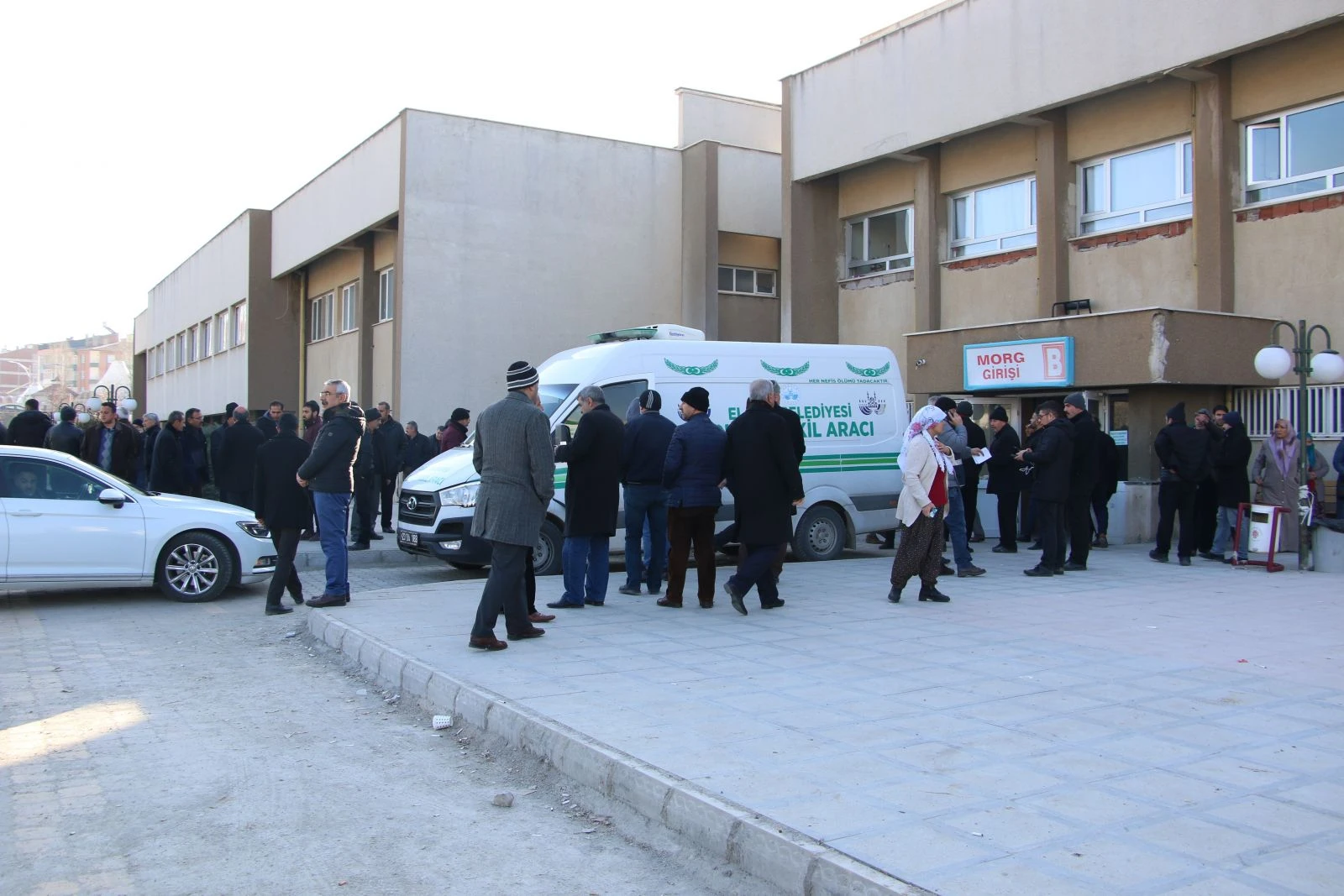 Elini tutamadığı için oğlu ölen baba kızının elini bırakmadı