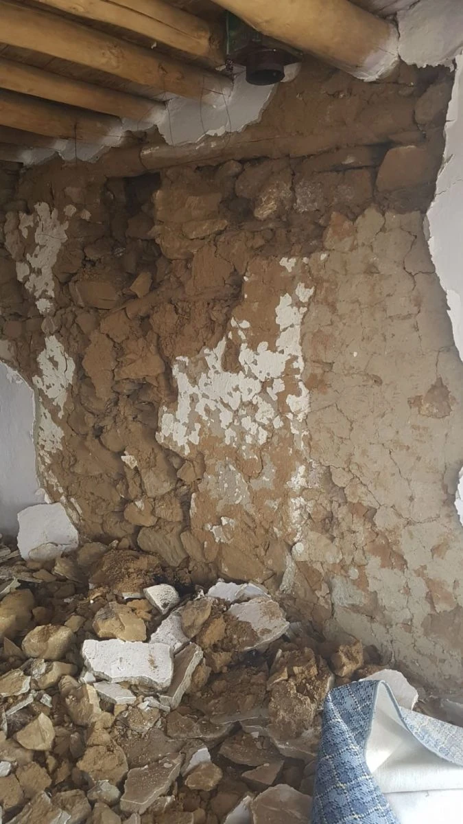 Depremin yıktığı evde yaşamaya devam ediyorlar