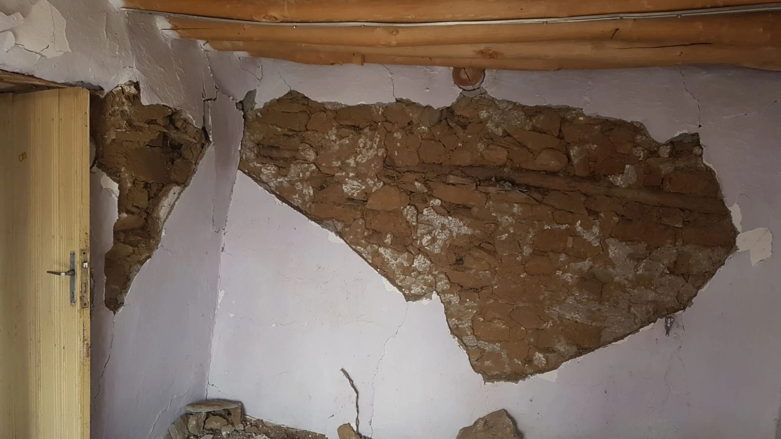 Depremin yıktığı evde yaşamaya devam ediyorlar