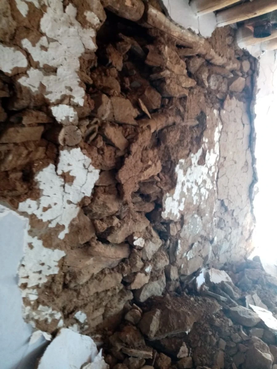 Depremin yıktığı evde yaşamaya devam ediyorlar