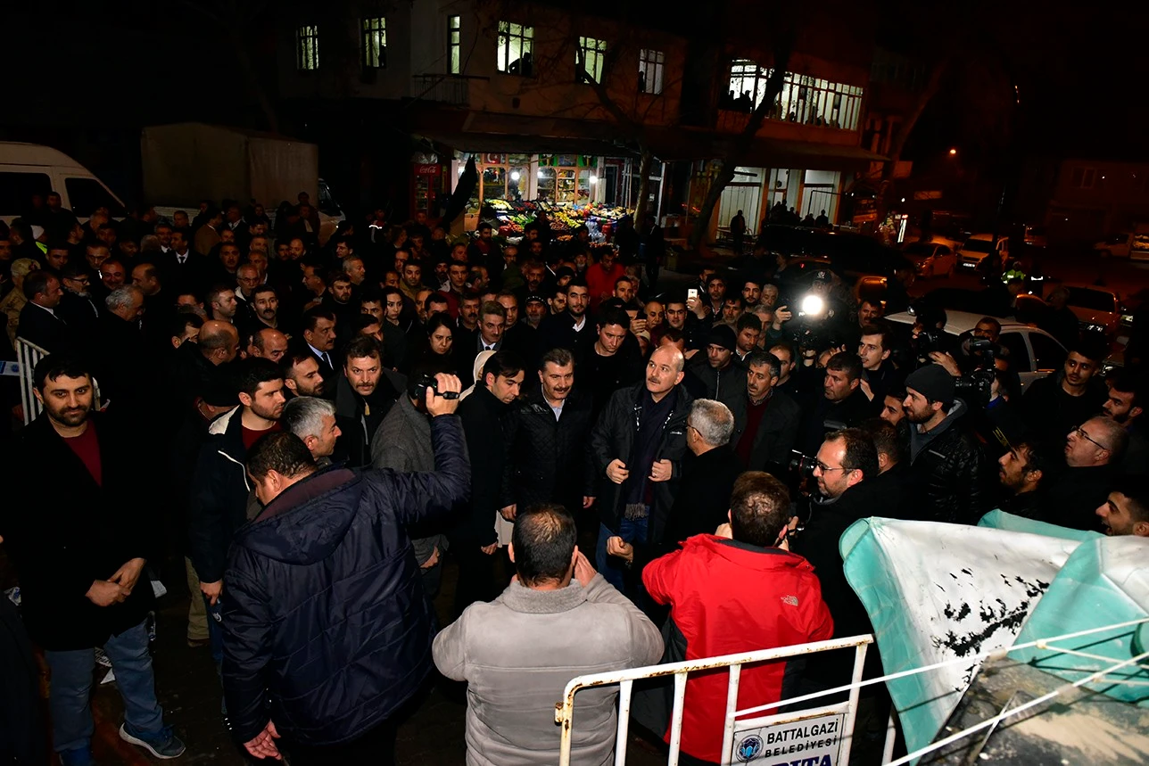 Bakanlar yaralı depremzedeleri ziyaret etti