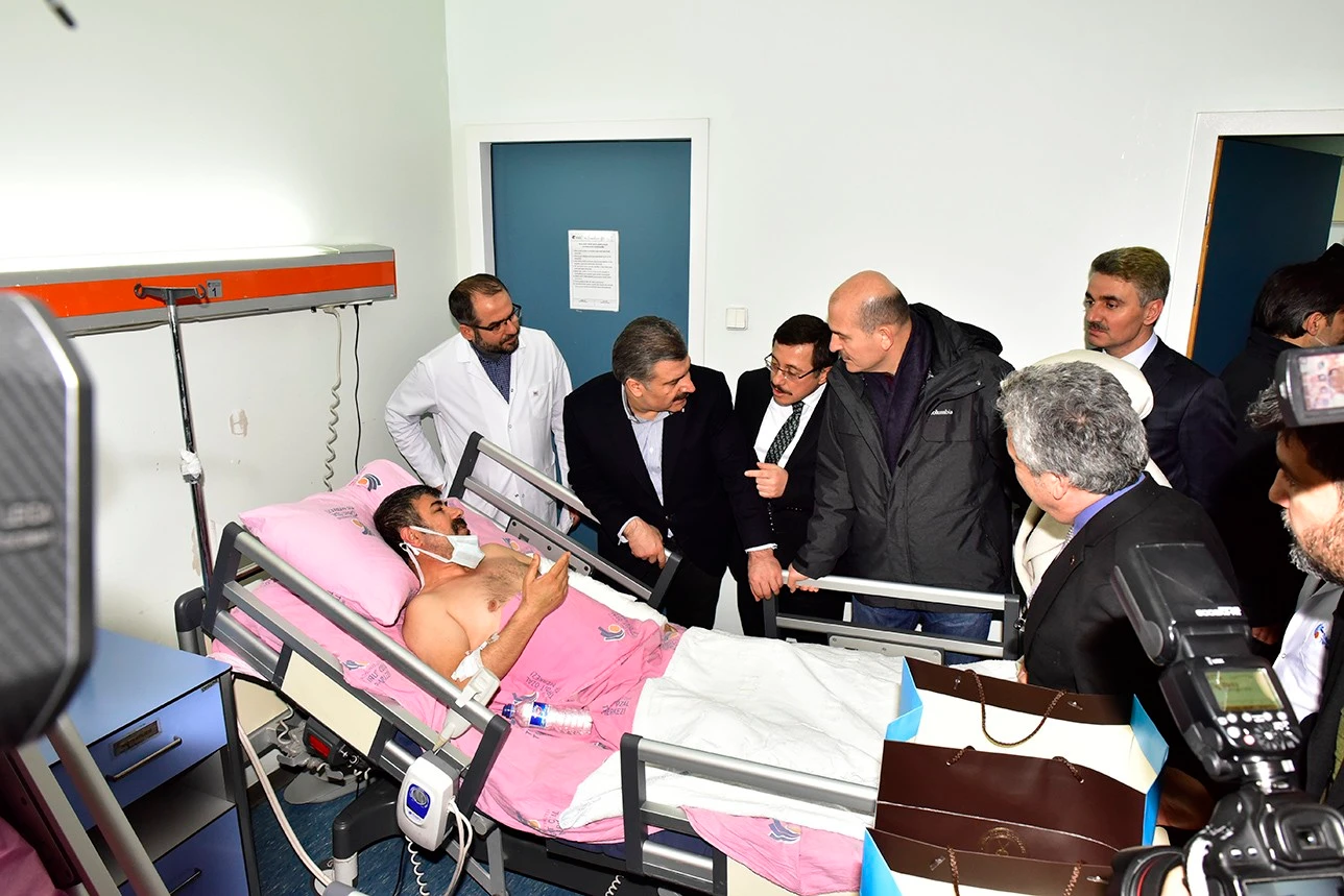 Bakanlar yaralı depremzedeleri ziyaret etti