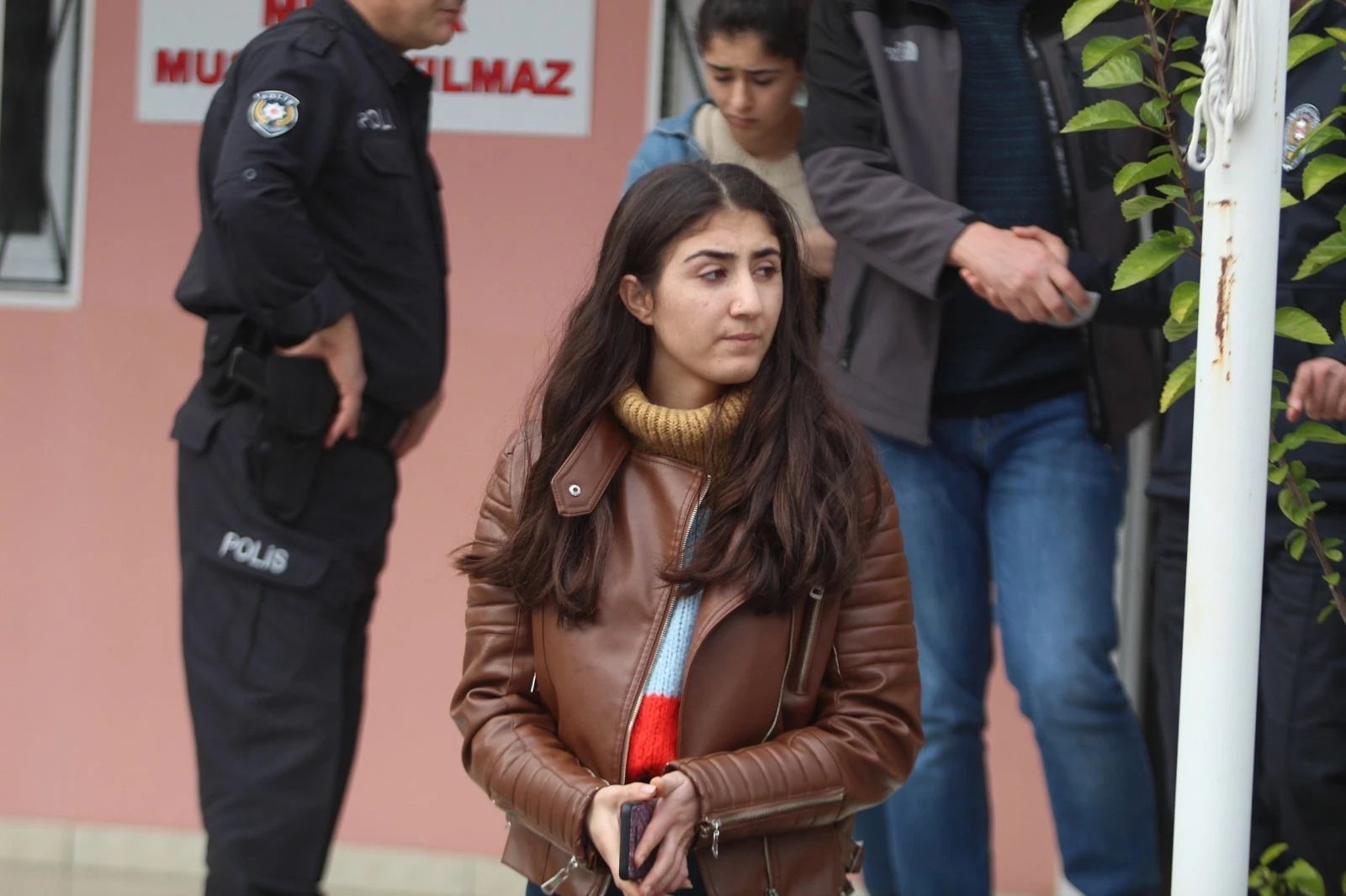 Kapkaççı lise öğrencisinin çantasını böyle çaldı