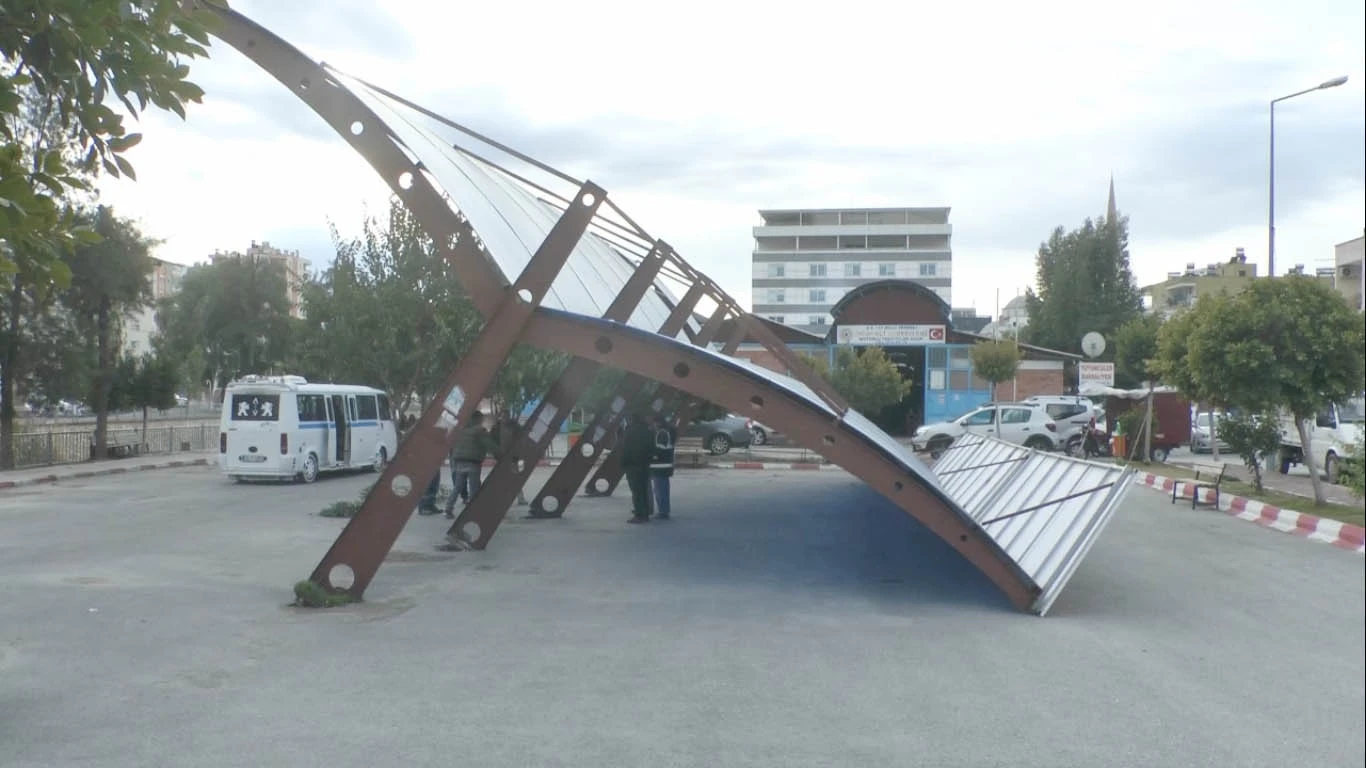 Mersin'de fırtına yıktı geçti