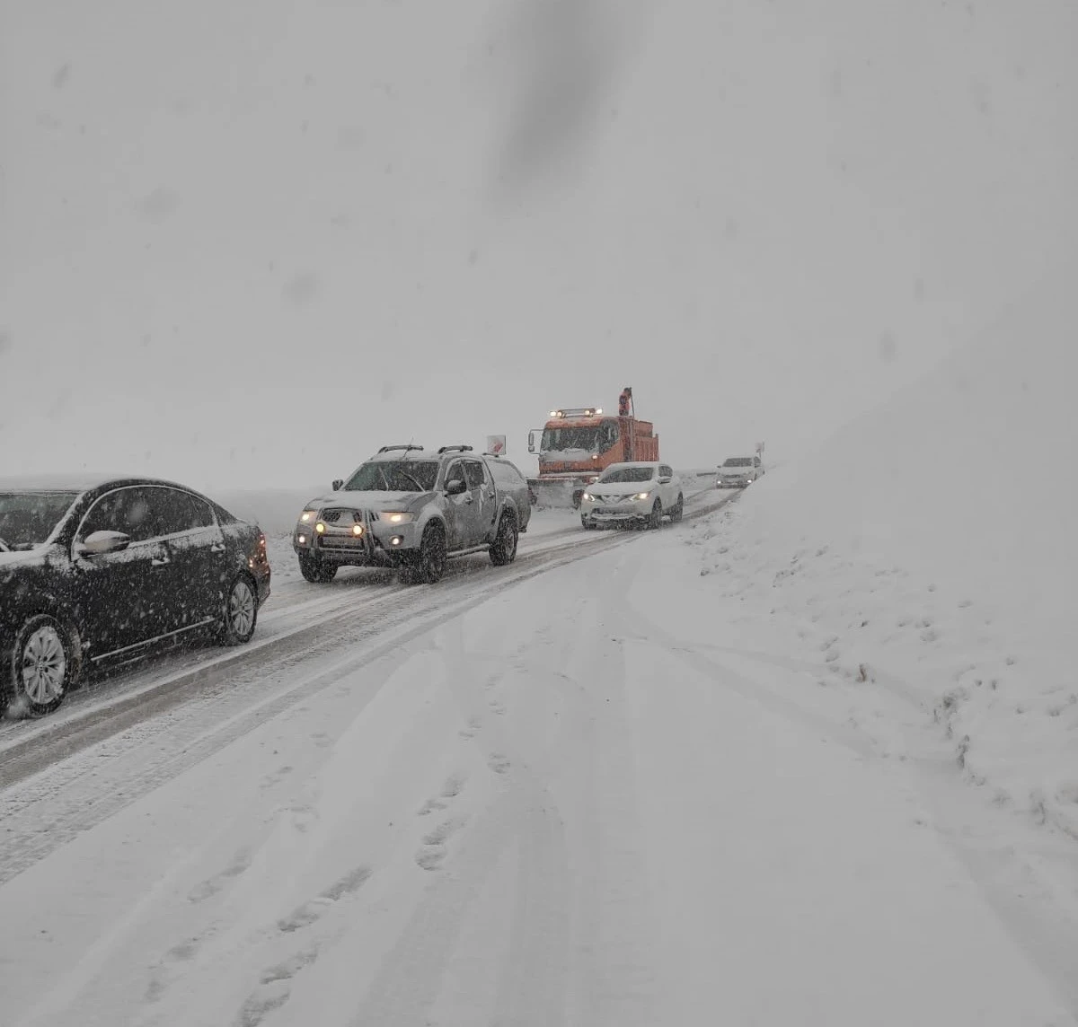 Karayolunda 30 araç mahsur kaldı