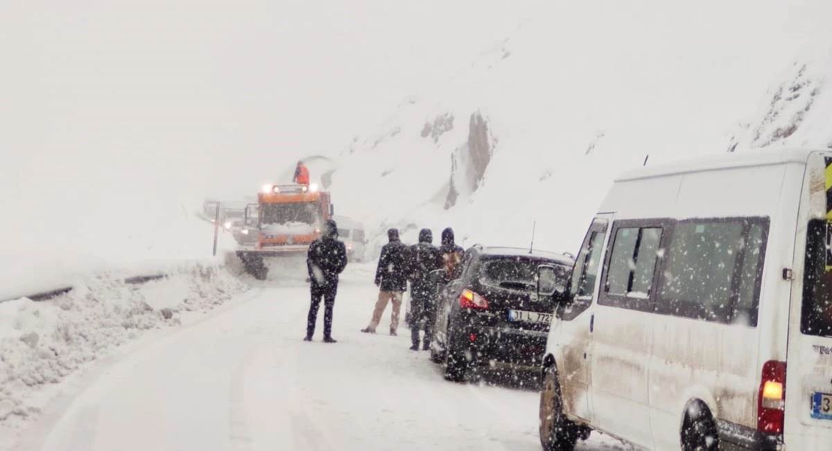 Karayolunda 30 araç mahsur kaldı