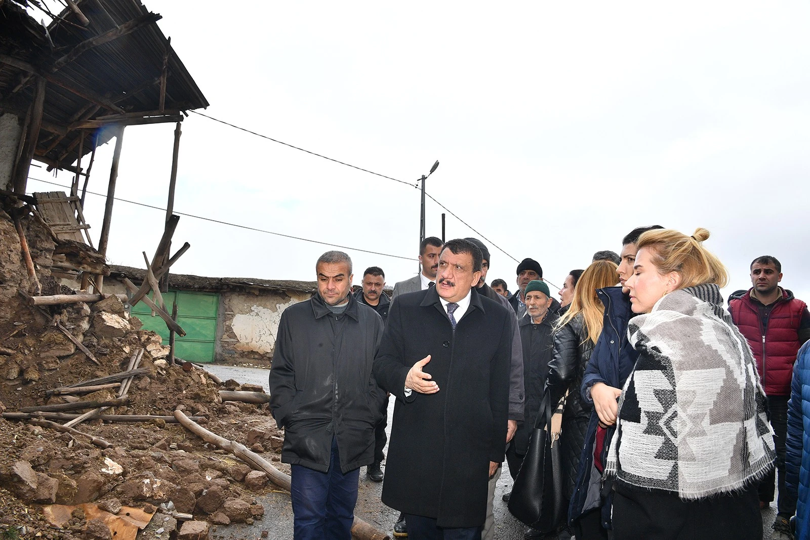 Sanatçılar deprem bölgesini ziyaret etti