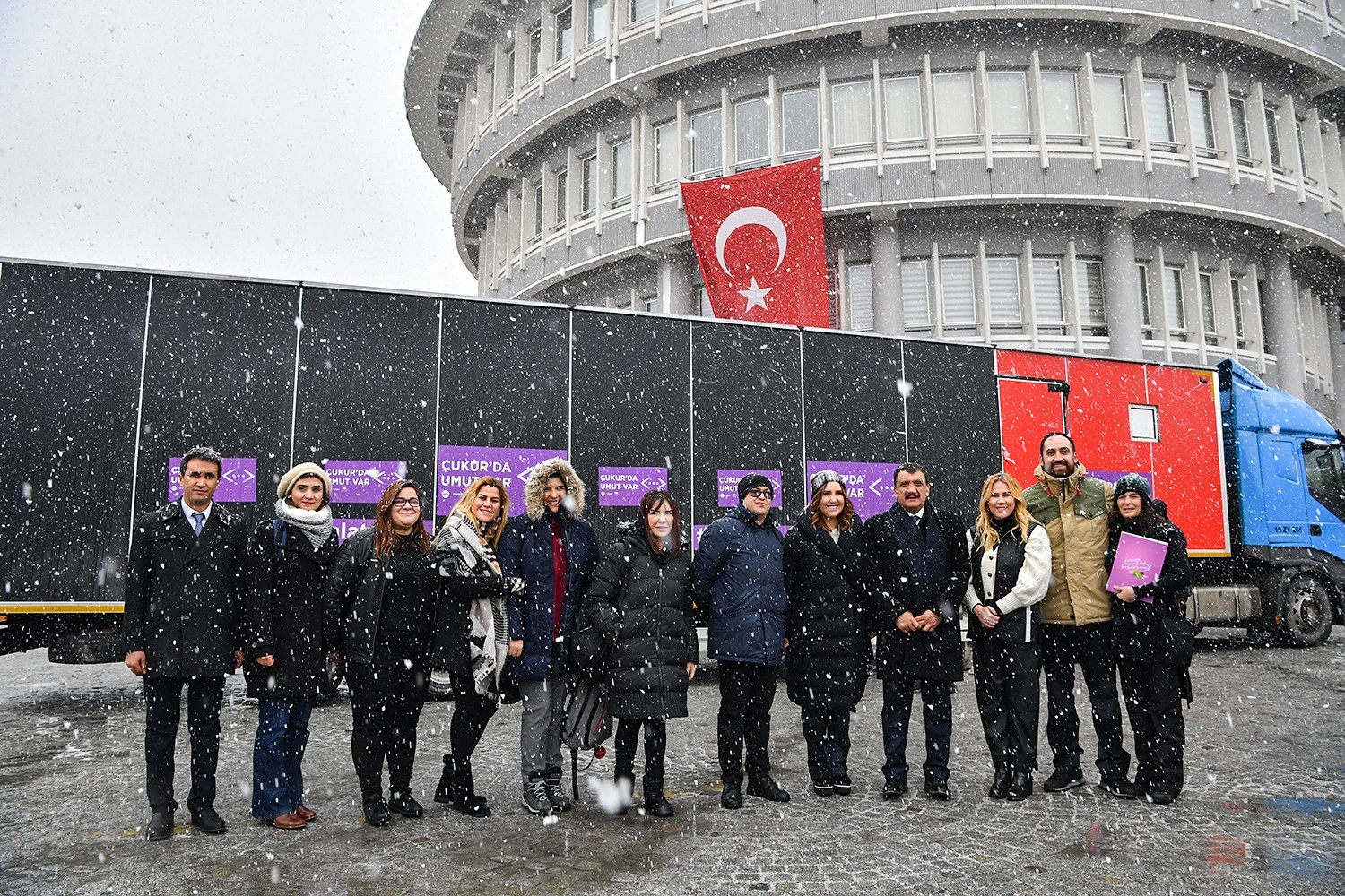 Sanatçılar deprem bölgesini ziyaret etti