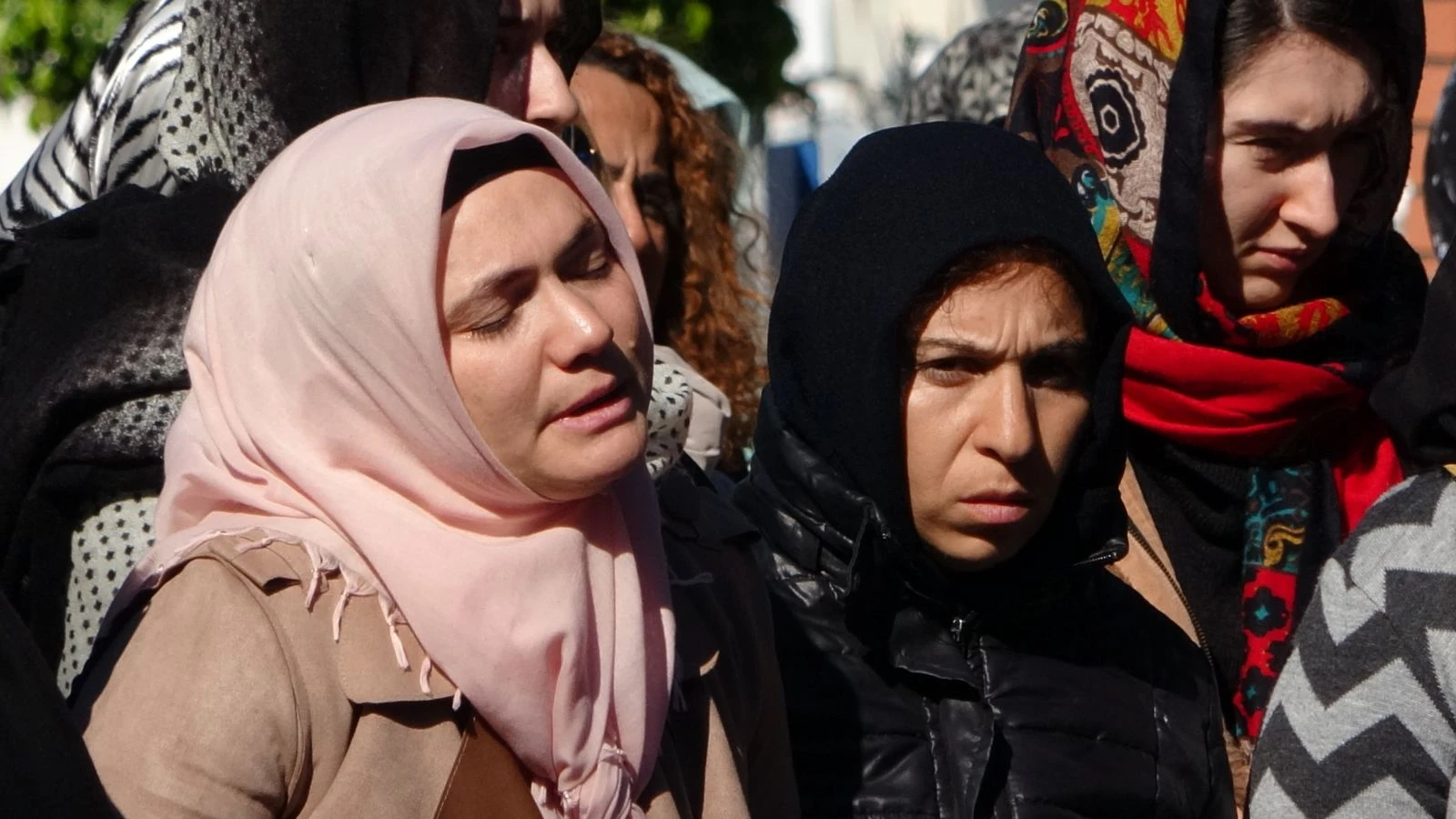 Eski eşi tarafından öldürülen kadın ve kızına son görev dayısından