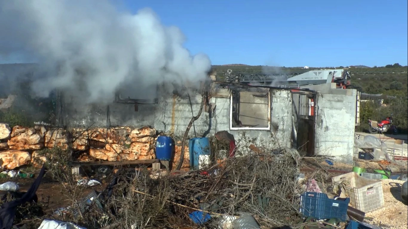 Şarjdaki telefon barakayı kül etti! Ev sahibi fenalaştı