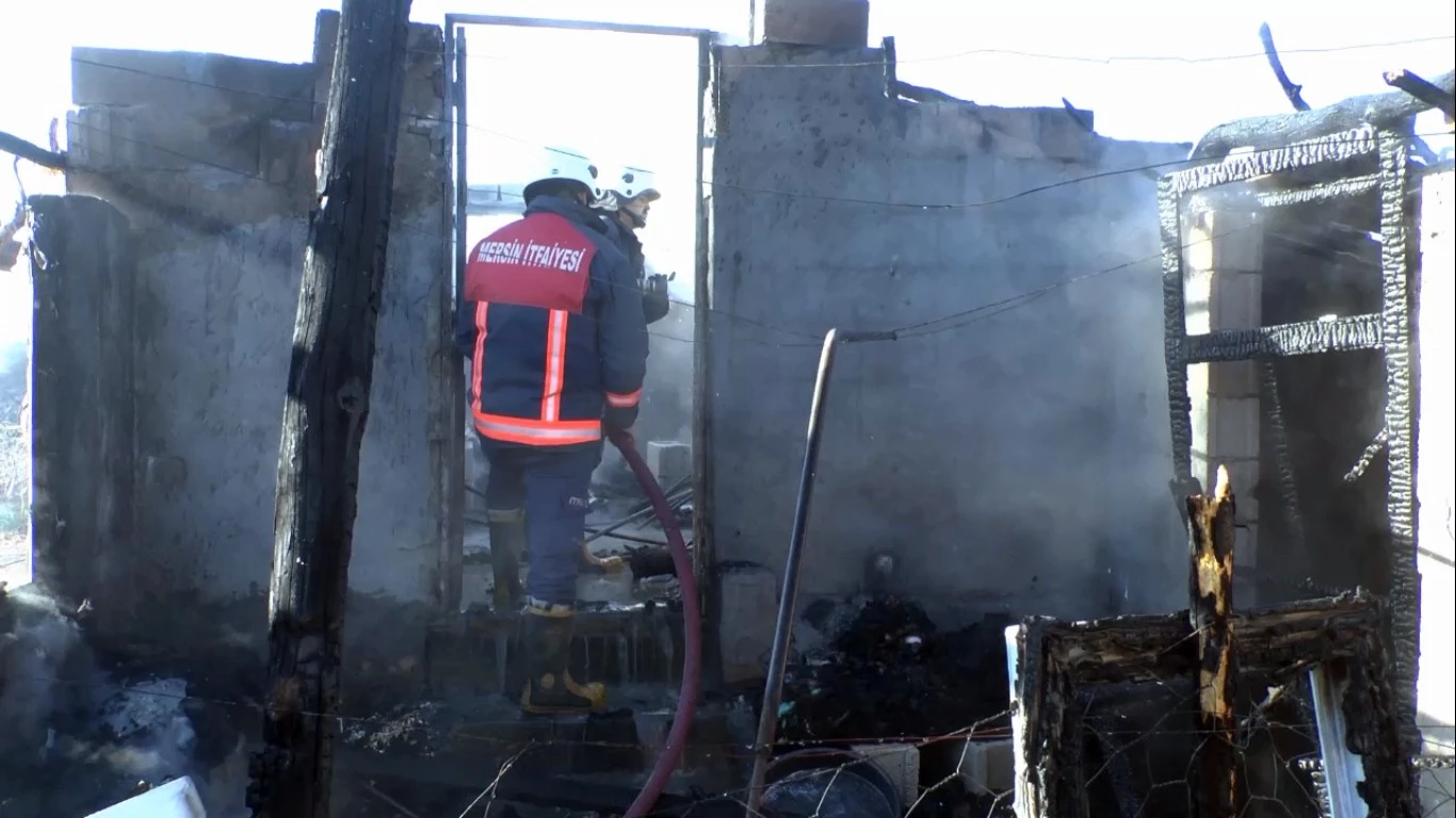 Şarjdaki telefon barakayı kül etti! Ev sahibi fenalaştı