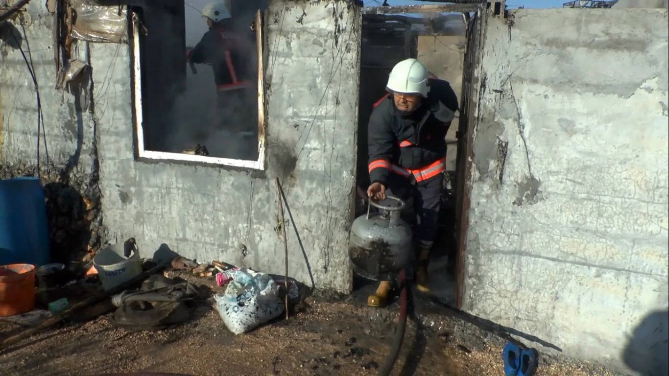 Şarjdaki telefon barakayı kül etti! Ev sahibi fenalaştı