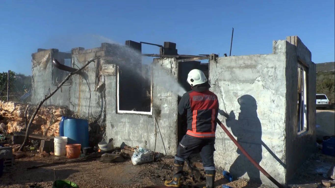 Şarjdaki telefon barakayı kül etti! Ev sahibi fenalaştı