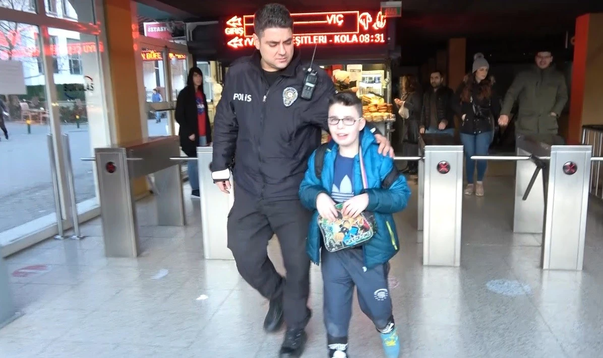 8 yaşındaki Arda kayboldu! İmdadına polis amcaları yetişti