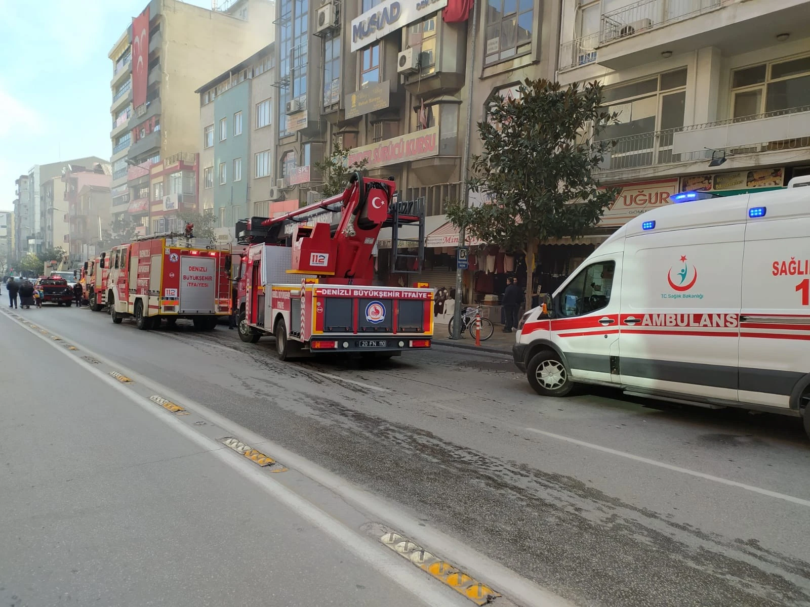 İş yerlerindeki yangını yaşlı gözlerle izlediler