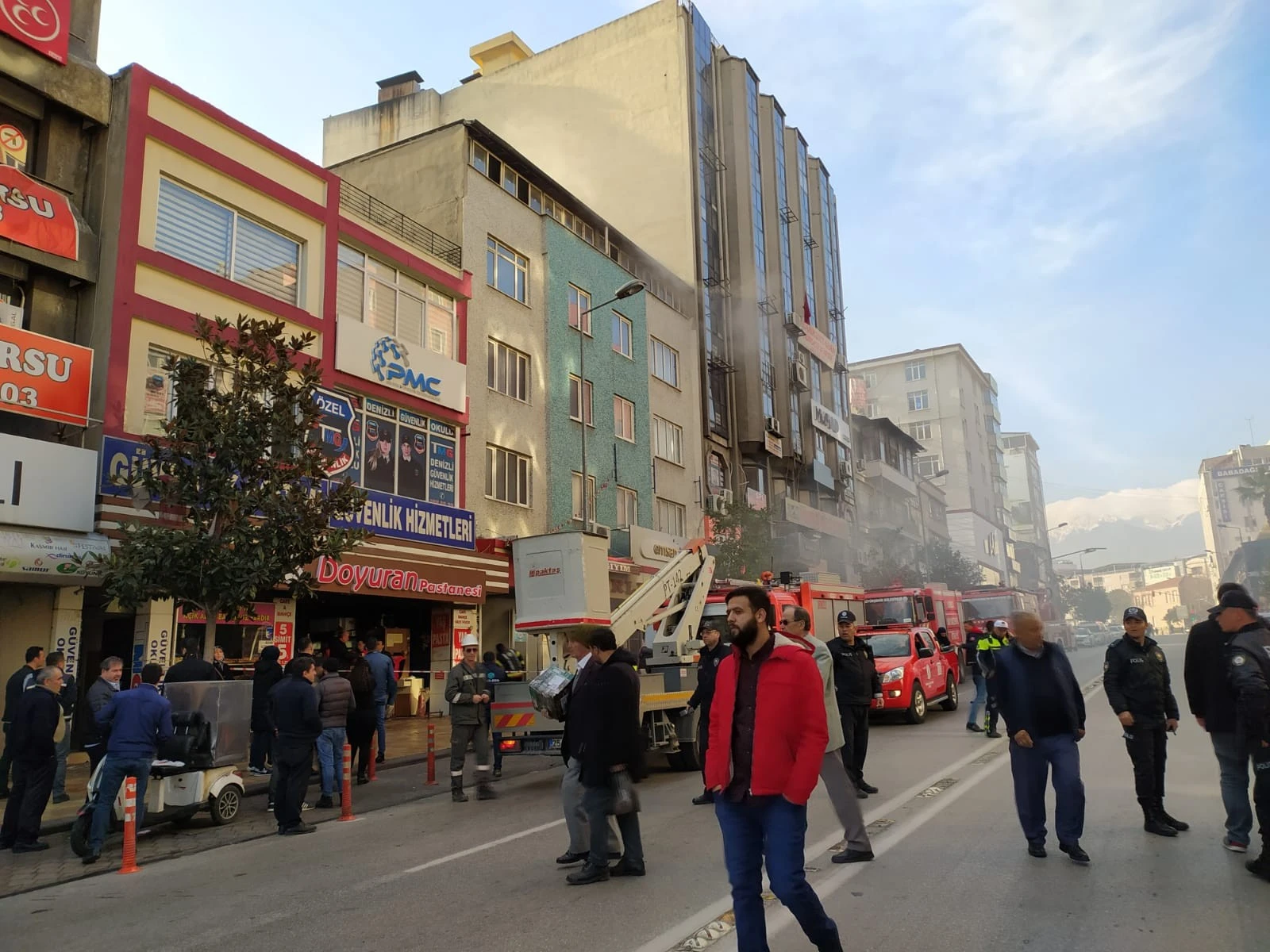 İş yerlerindeki yangını yaşlı gözlerle izlediler