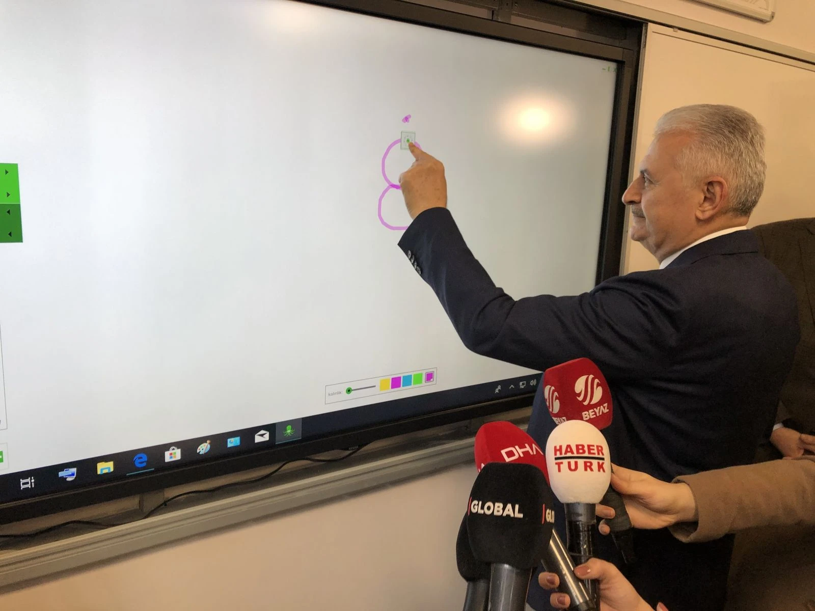 Binali Yıldırım ve eşinin duygusal anları! Gözyaşlarını tutamadılar