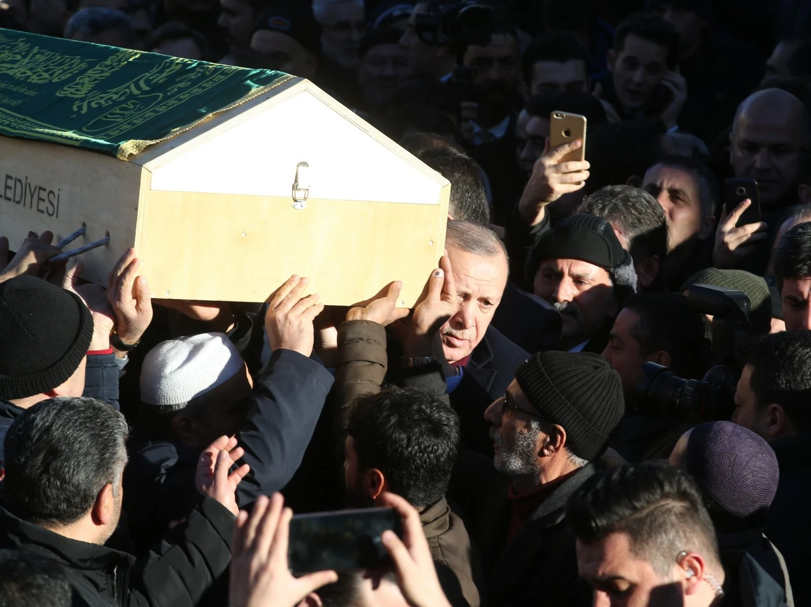 Depremde hayatını kaybeden Muhammed'in enkazdan kimliği çıktı, babaya teslim edildi