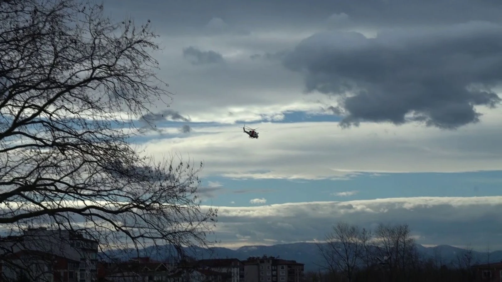 Kızını kurtarmak için ırmağa atlayan baba, helikopter destekli aranıyor