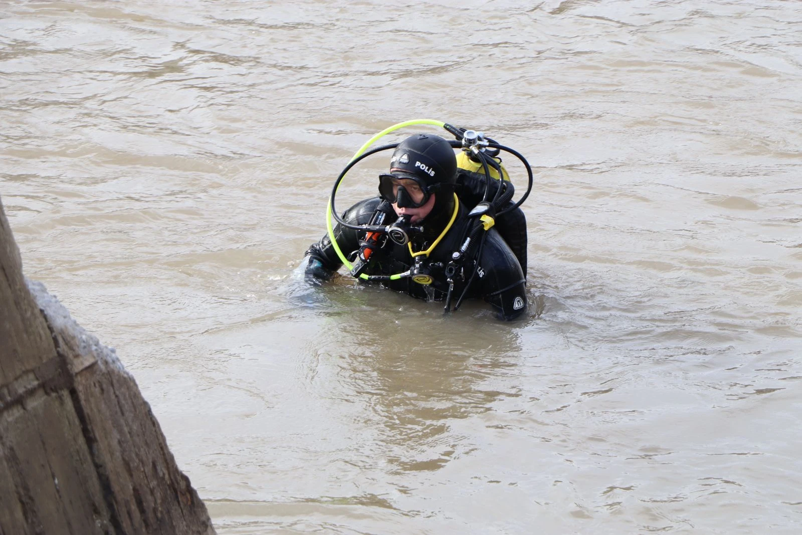 Kızını kurtarmak için ırmağa atlayan baba, helikopter destekli aranıyor