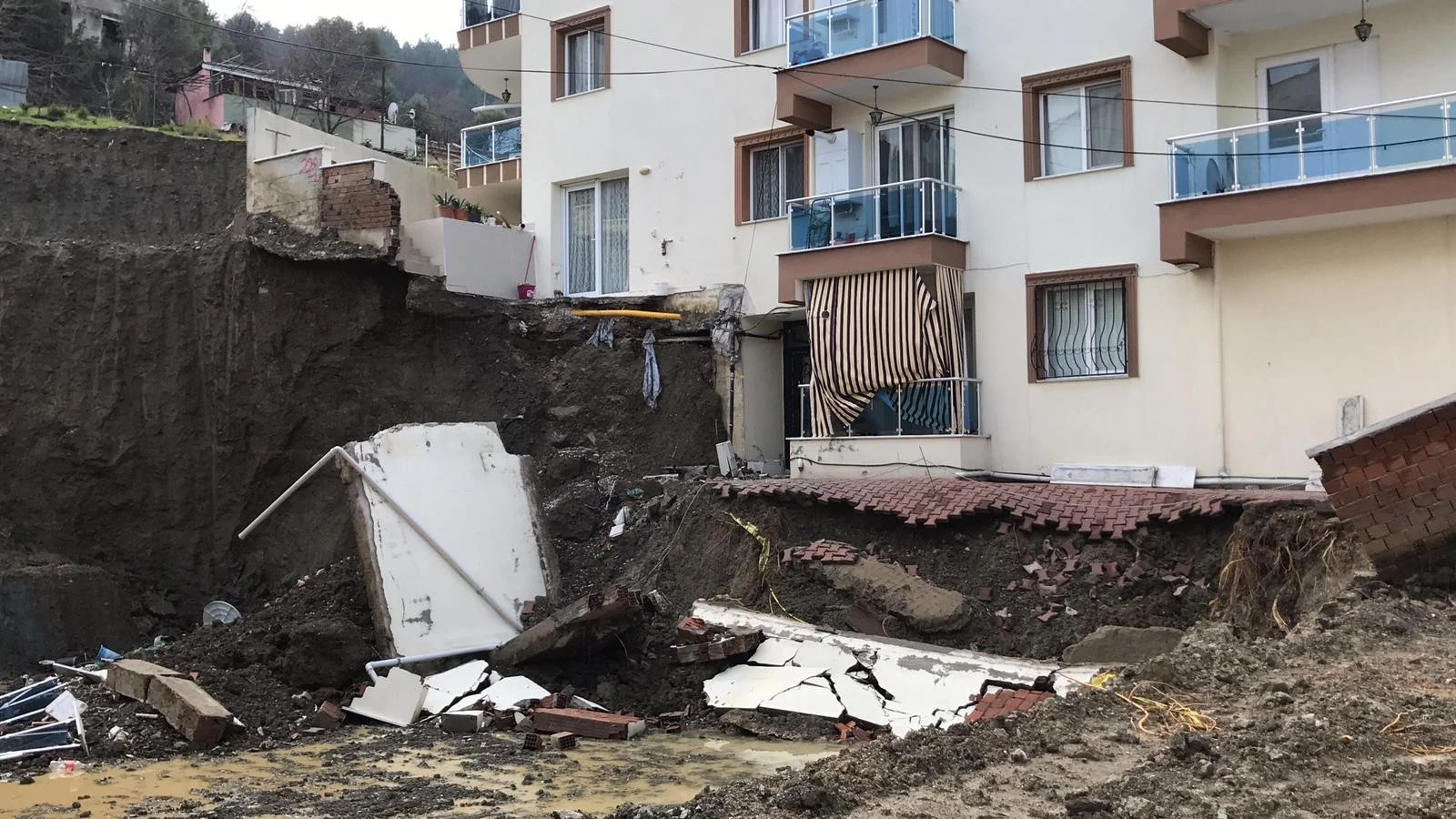 Manisa'da inşaat kazısı paniği: Yan bina kaydı, vatandaşlar tahliye edildi