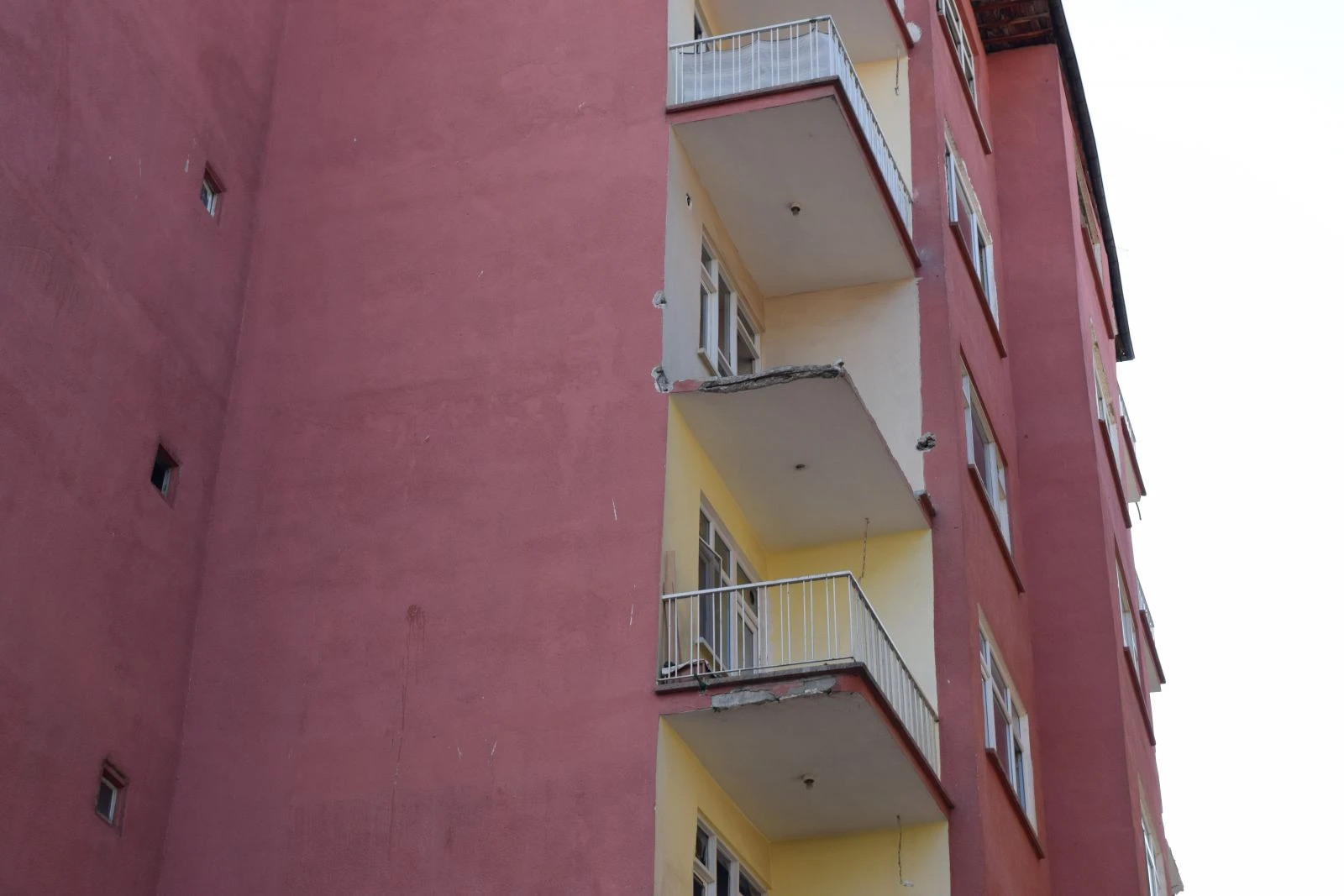 4'üncü kattan düşen hurdacı öldü