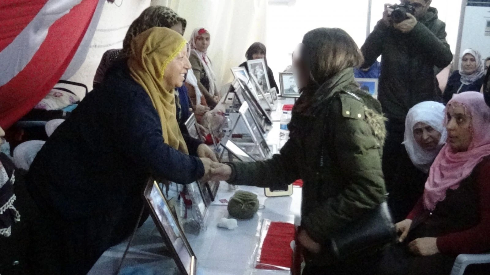 PKK’dan kaçarak teslim olan genç kız evlat nöbetindeki aileleri ziyaret etti