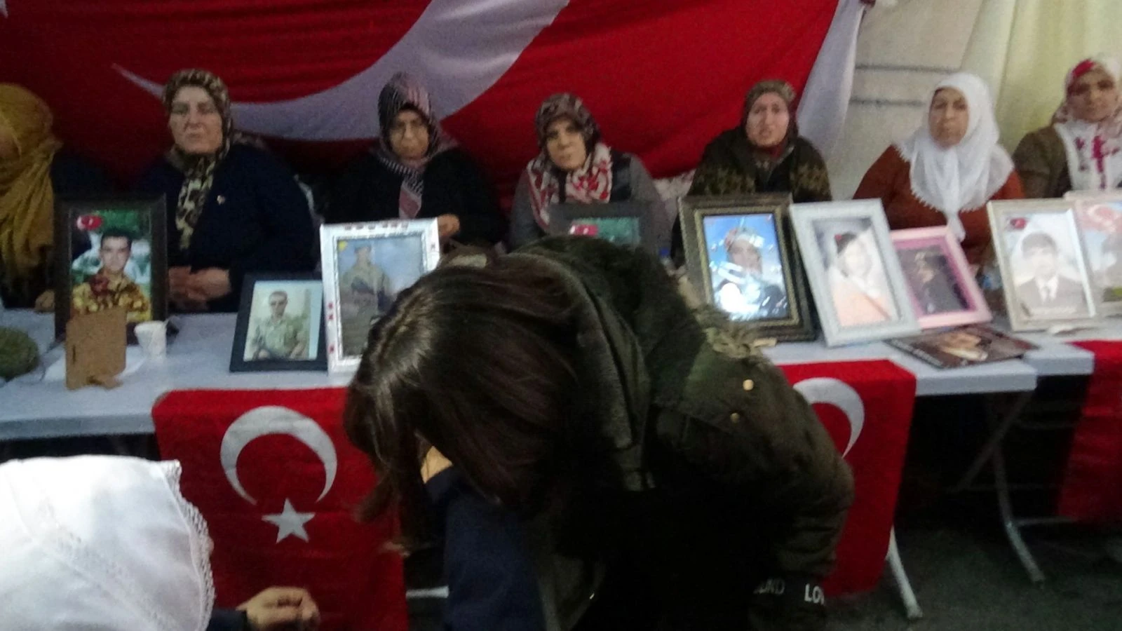 PKK’dan kaçarak teslim olan genç kız evlat nöbetindeki aileleri ziyaret etti