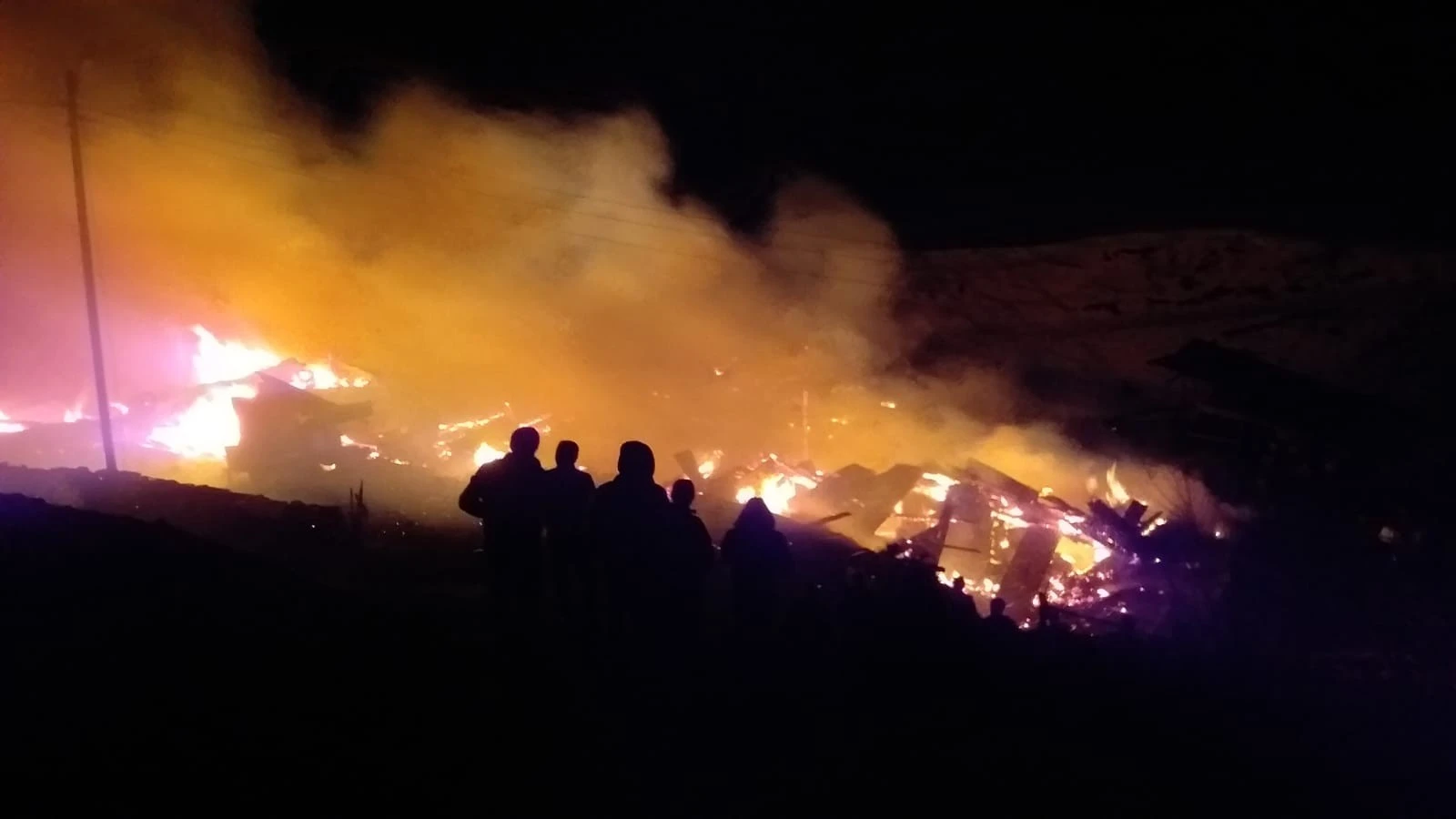 Erzurum’da feci yangın: 10 ev 6 ahır kül oldu