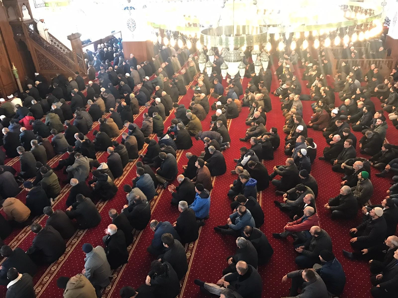 Eller çığ faciasında ölenler için semaya kalktı