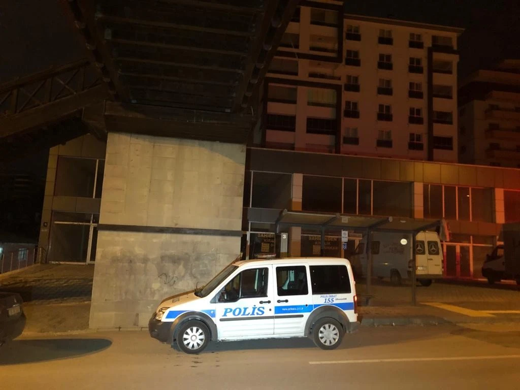 Annesini kurtarmak isteyen genç babasını vurdu