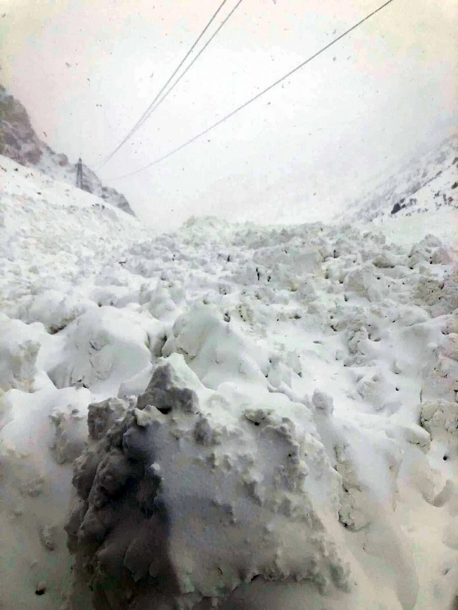 Van-Çatak kara yoluna peş peşe çığ düşüyor