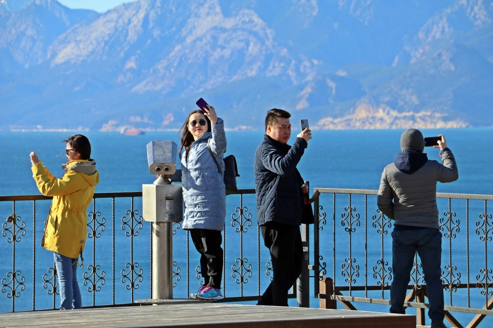 Hava sıcaklığı 5 dereceye kadar düştü, sahil ve sokaklar boşaldı