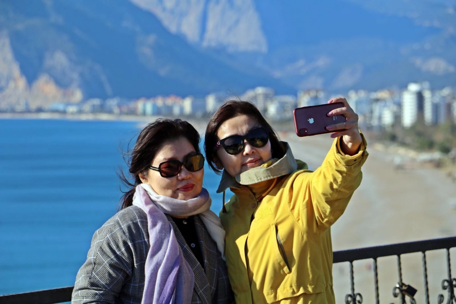 Hava sıcaklığı 5 dereceye kadar düştü, sahil ve sokaklar boşaldı