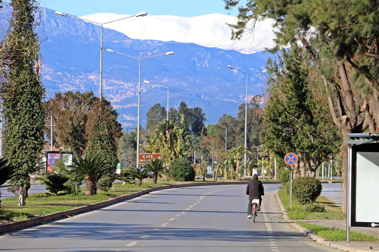 Hava sıcaklığı 5 dereceye kadar düştü, sahil ve sokaklar boşaldı