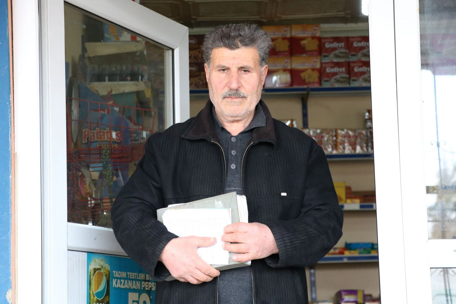 Hayırsever iki kişi veresiye defterindeki 5 bin liralık borcu ödedi