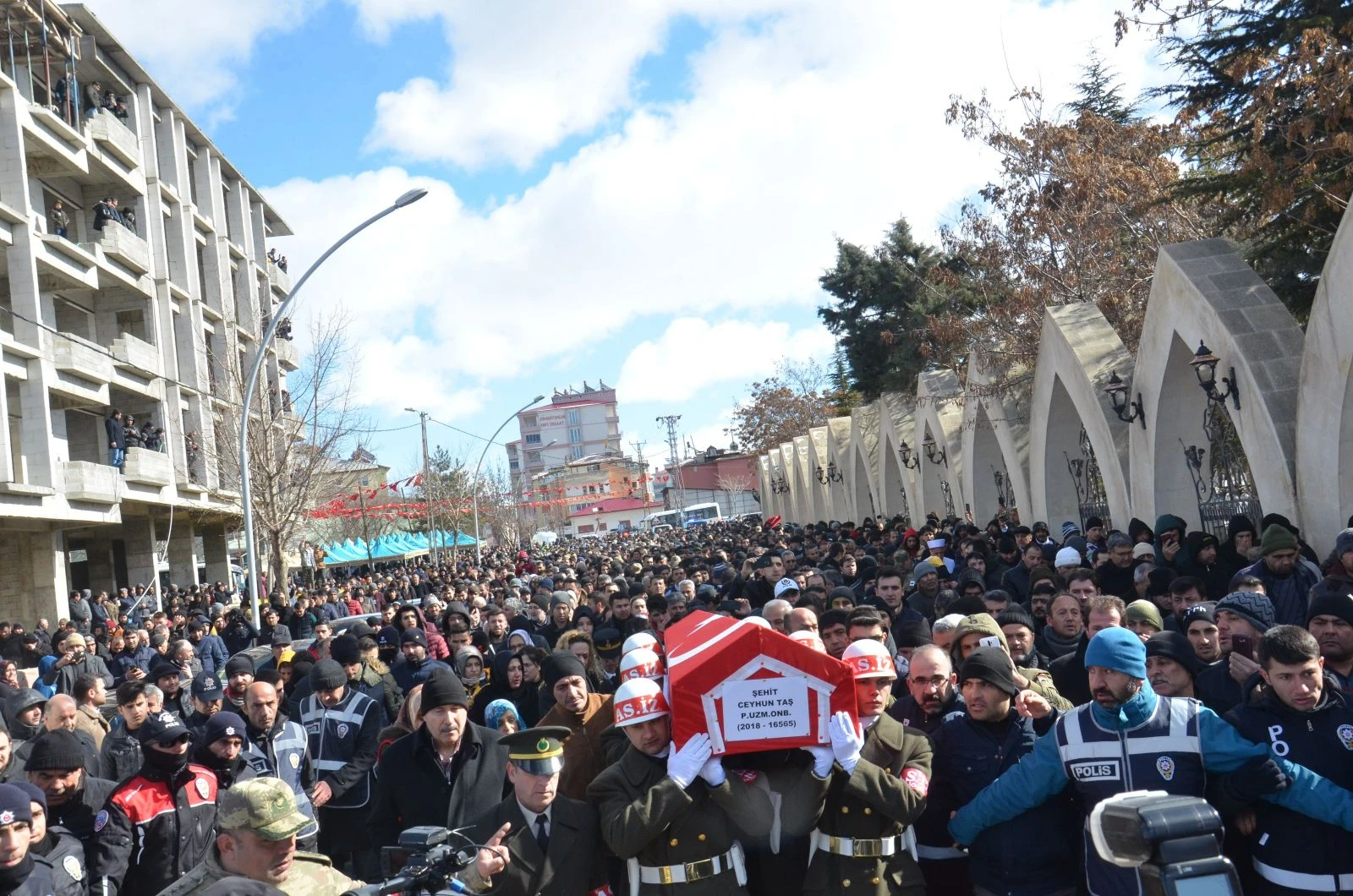 Şehit uzman onbaşıyı binler uğurladı