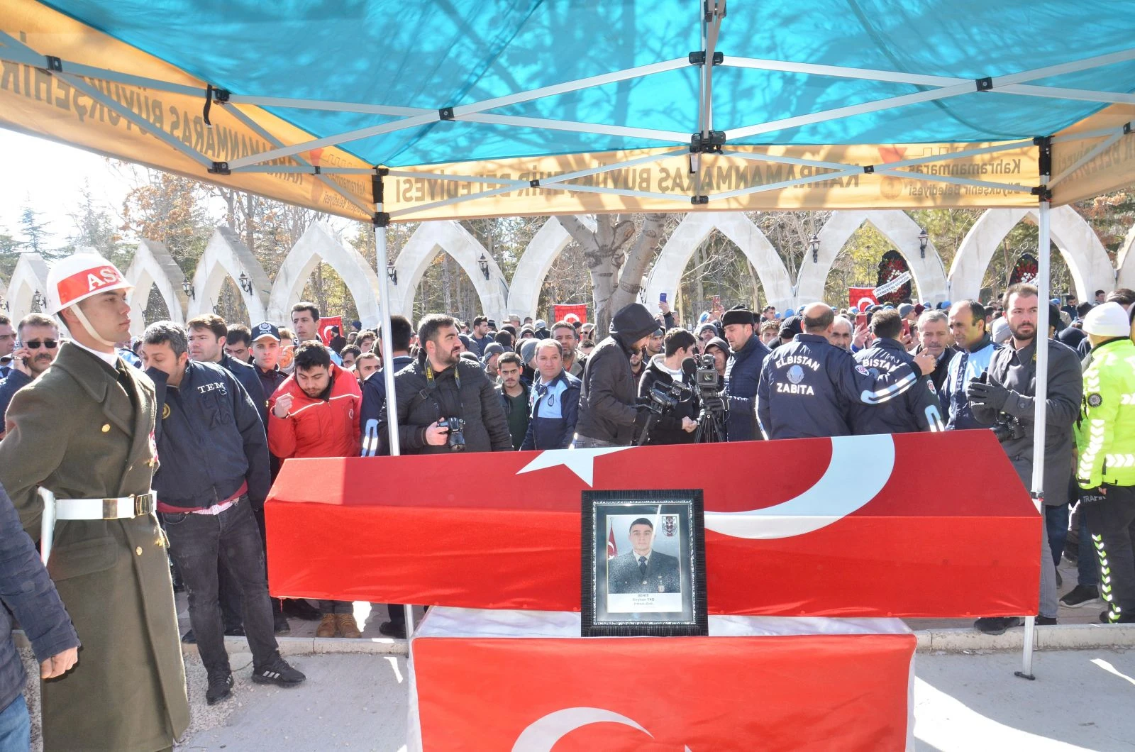 Şehit uzman onbaşıyı binler uğurladı