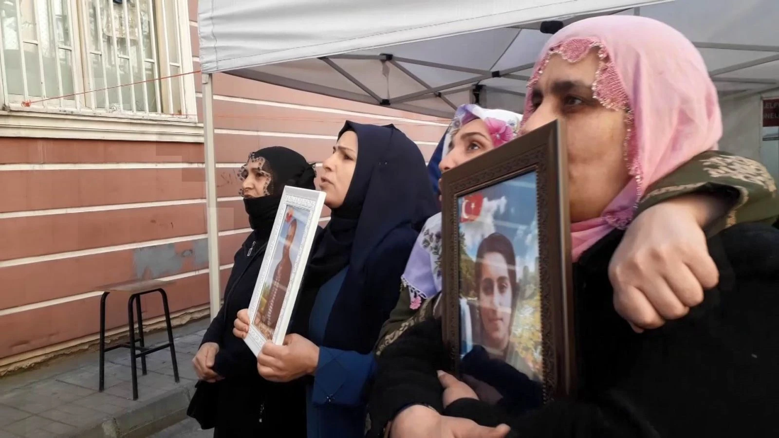 HDP önünde ‘parmak sallama’ gerginliği