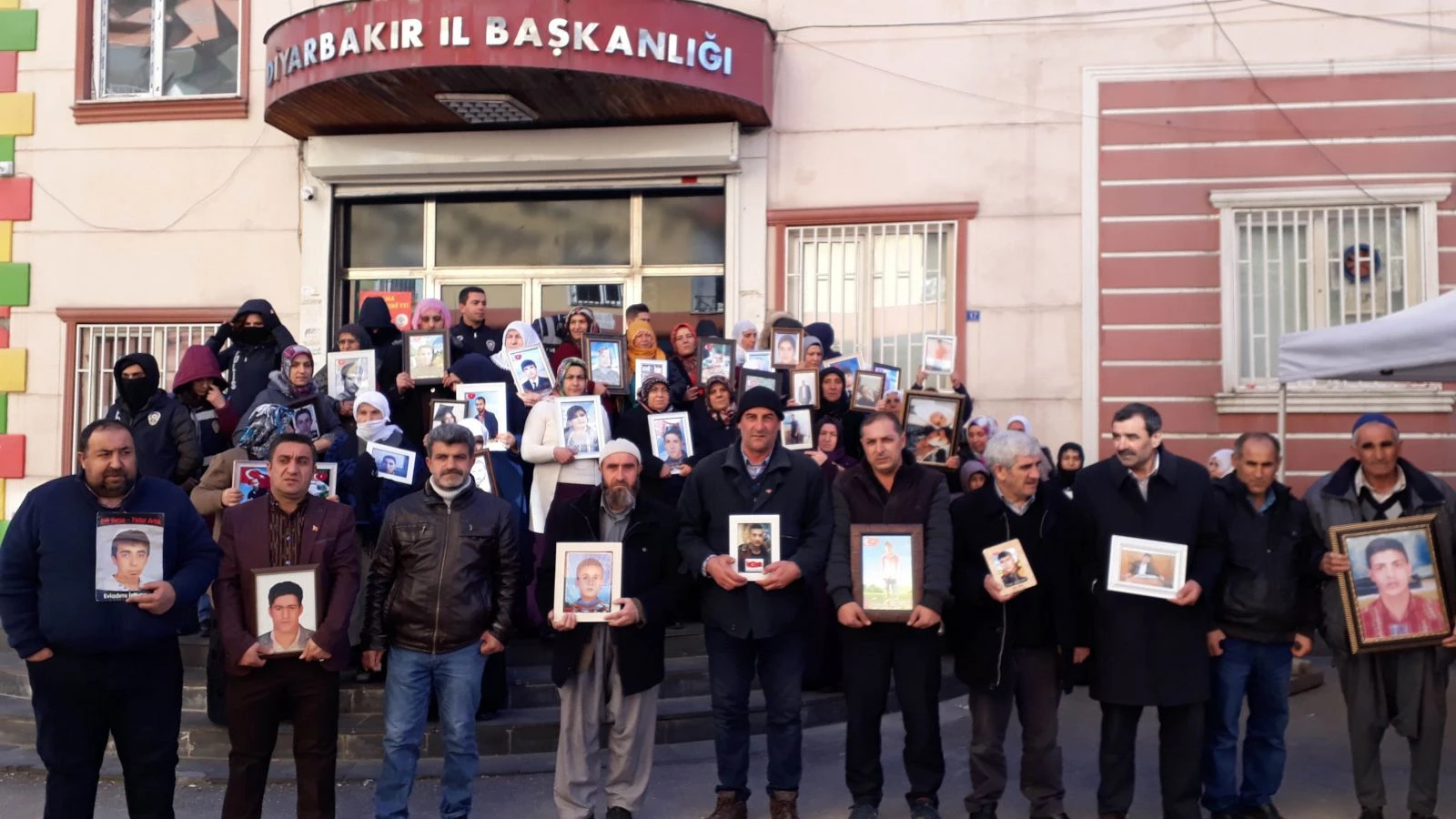 HDP önünde ‘parmak sallama’ gerginliği