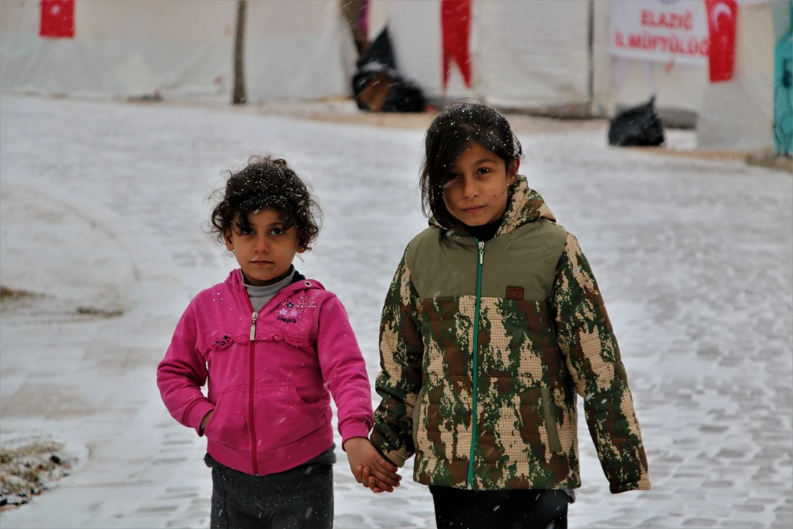 Depremin vurduğu Elazığ'da kar etkisini gösterdi