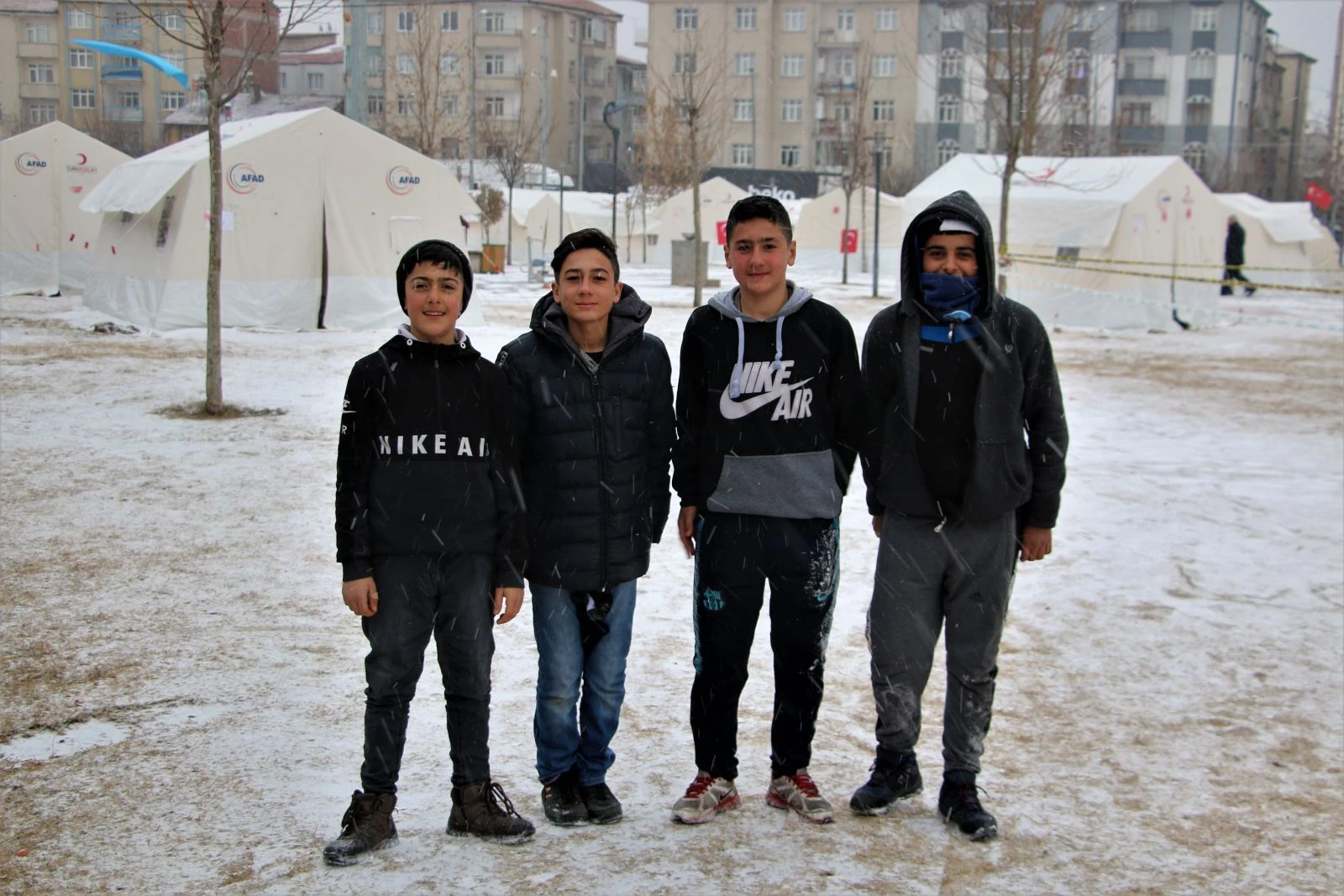 Depremin vurduğu Elazığ'da kar etkisini gösterdi