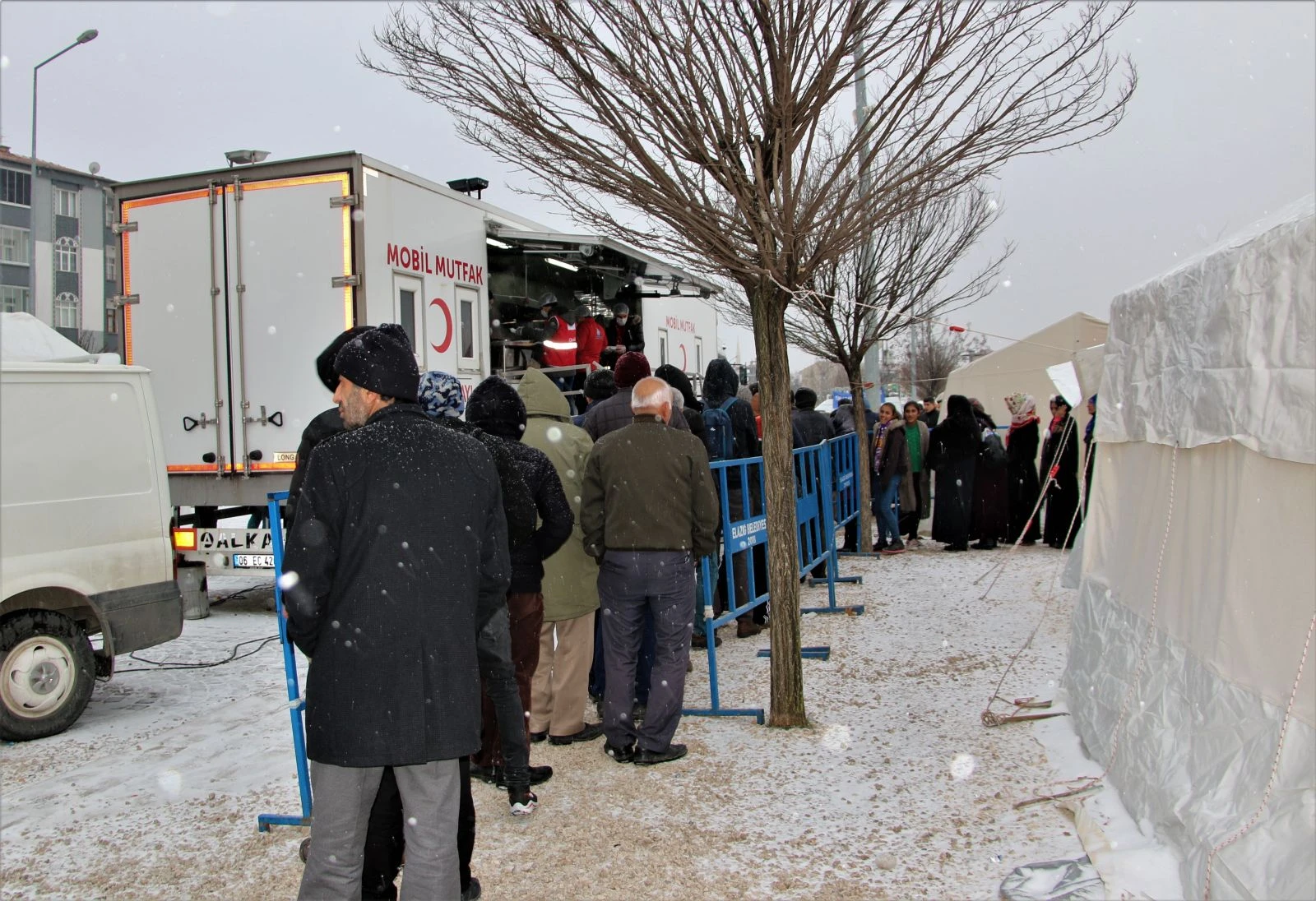 Depremin vurduğu Elazığ'da kar etkisini gösterdi