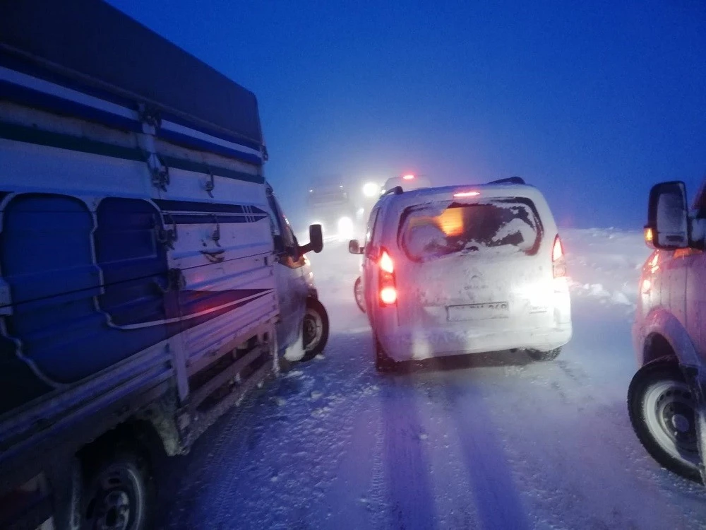 Kar nedeniyle yüzlerce araç mahsur kaldı