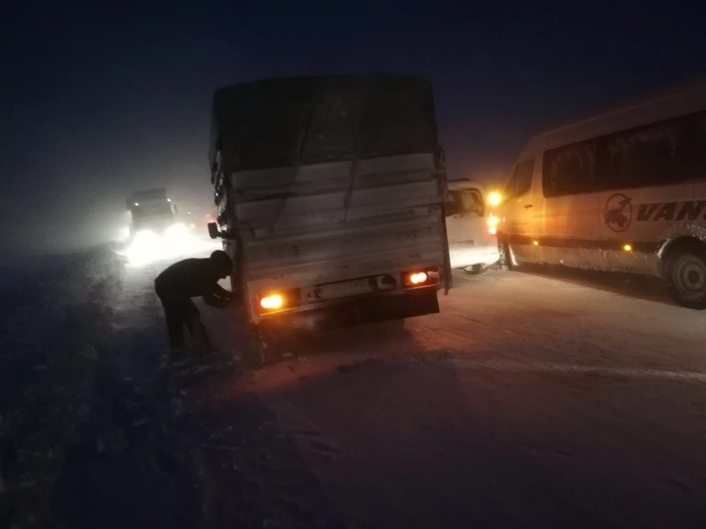 Kar nedeniyle yüzlerce araç mahsur kaldı