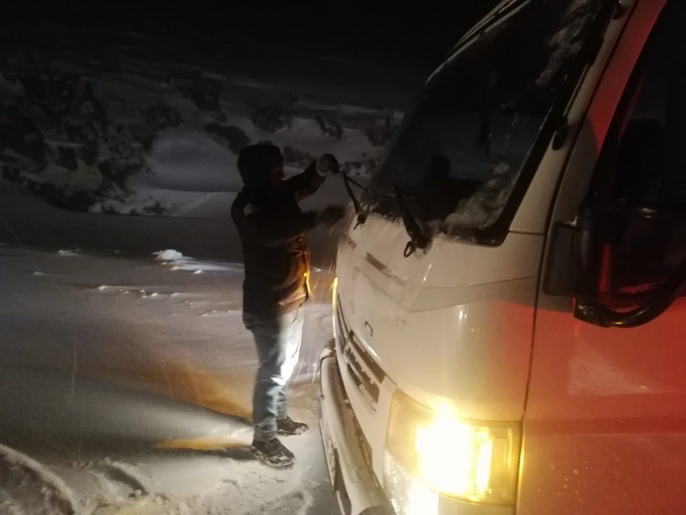 Kar nedeniyle yüzlerce araç mahsur kaldı