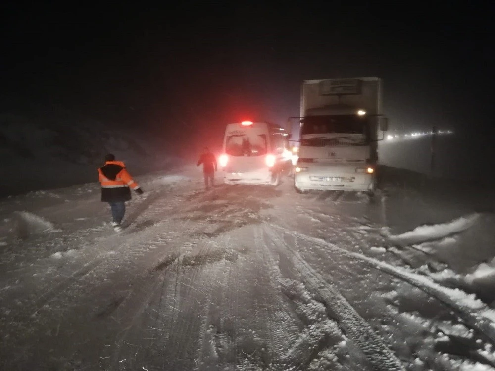 Kar nedeniyle yüzlerce araç mahsur kaldı